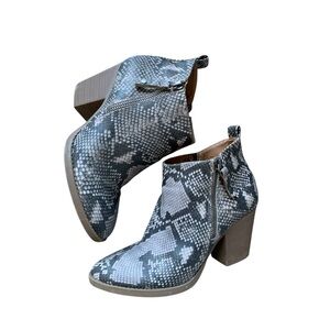 Universal Thread Women's Snake Print Ankle Boots 8